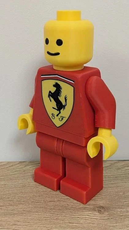 Figurine façon briques – Gros logo Ferrari ! ✨🚗 (20cm) – photo 3